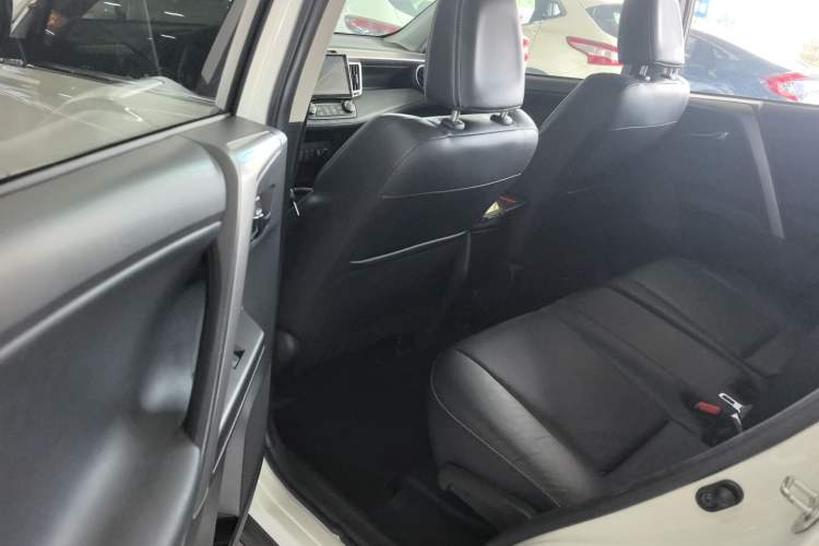 Used Toyota RAV4 2019 2.0L CVT Two-Wheel Drive ZhiShang Version China VI Standard Interior 4