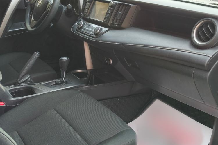 Used Toyota RAV4 2019 2.0L CVT Two-Wheel Drive Luxury Version China VI Standard Interior 4
