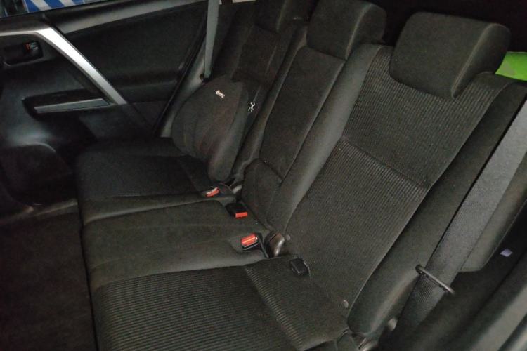 Used Toyota RAV4 2019 2.0L CVT Two-Wheel Drive Luxury Version China VI Standard Interior 4