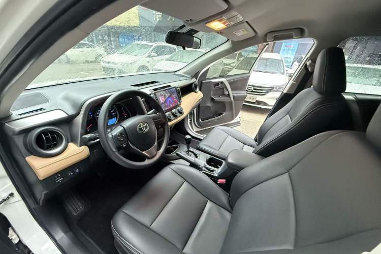 Used Toyota RAV4 2019 2.0L CVT Two-Wheel Drive Urban Edition China VI Standard Interior 4