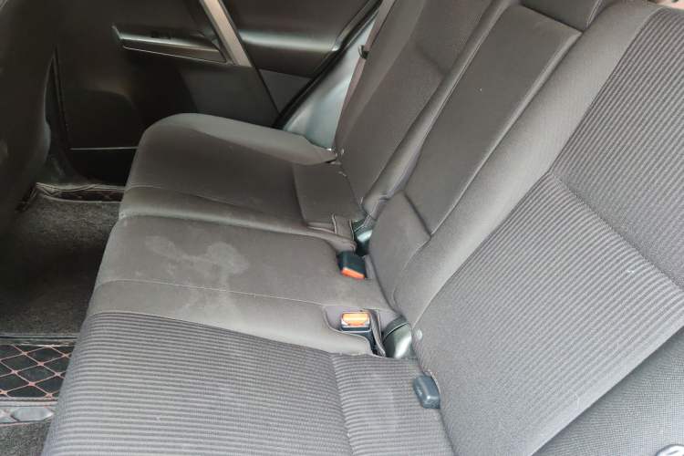 Used Toyota RAV4 2019 2.0L CVT Two-Wheel Drive Luxury Version China VI Standard Interior 4