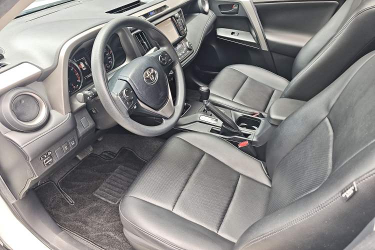 Used Toyota RAV4 2019 2.0L CVT Two-Wheel Drive Fashion X Limited Edition China VI Standard Interior 5