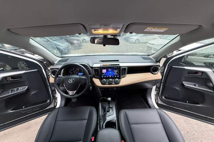 Used Toyota RAV4 2019 2.0L CVT Two-Wheel Drive Urban Edition China VI Standard Interior 5