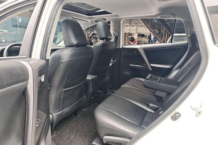Used Toyota RAV4 2019 2.0L CVT Two-Wheel Drive Fashion X Limited Edition China VI Standard Interior 6