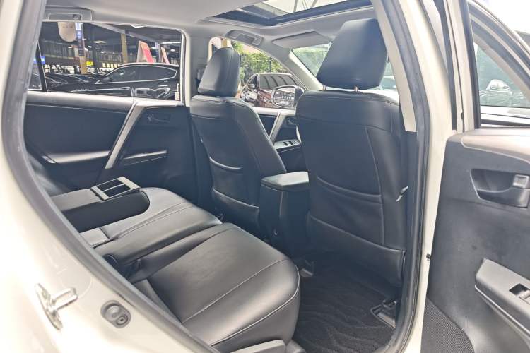 Used Toyota RAV4 2019 2.0L CVT Two-Wheel Drive Fashion X Limited Edition China VI Standard Interior 8