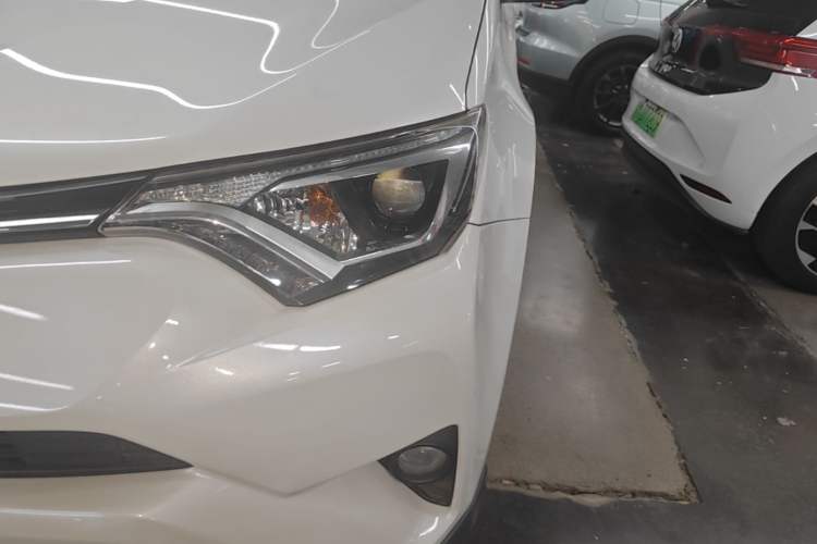 Used Toyota RAV4 2019 2.0L CVT Two-Wheel Drive Luxury Version China VI Standard Left Front Headlight
