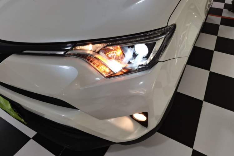 Used Toyota RAV4 2019 2.0L CVT Two-Wheel Drive Luxury Version China VI Standard Left Front Headlight