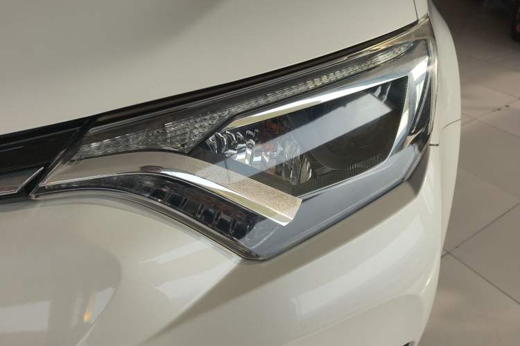 Used Toyota RAV4 2019 2.0L CVT Two-Wheel Drive Luxury Version China VI Standard Left Front Headlight