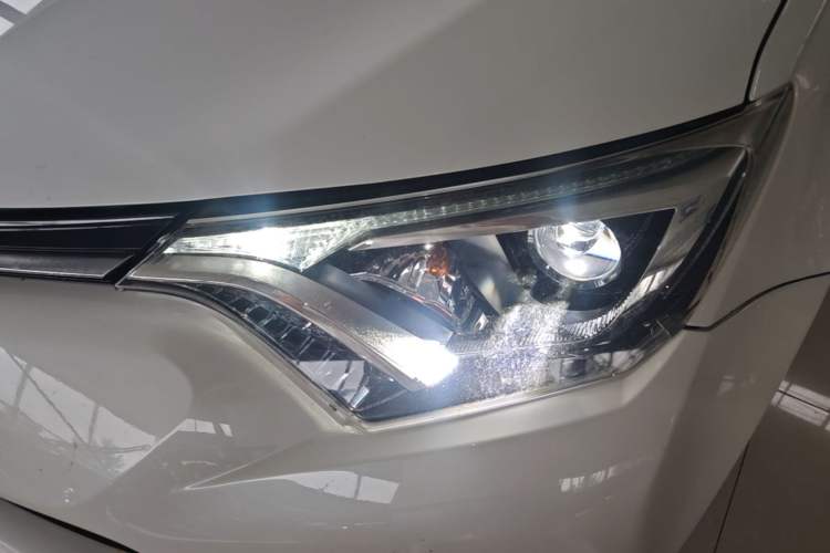 Used Toyota RAV4 2019 2.0L CVT Two-Wheel Drive Luxury Version China VI Standard Left Front Headlight