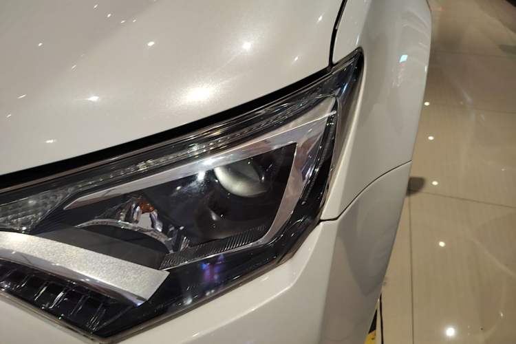 Used Toyota RAV4 2019 2.0L CVT Two-Wheel Drive Pioneer Edition China VI Standard Left Front Headlight