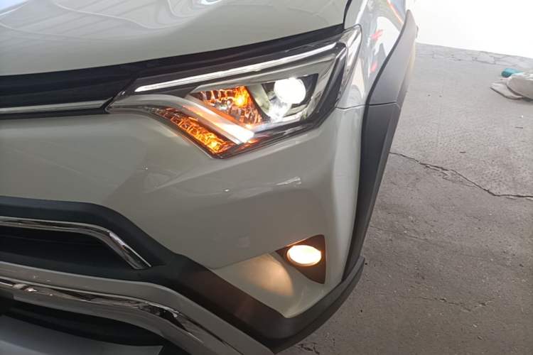 Used Toyota RAV4 2019 2.0L CVT Two-Wheel Drive Fashion X Limited Edition China VI Standard Left Front Headlight