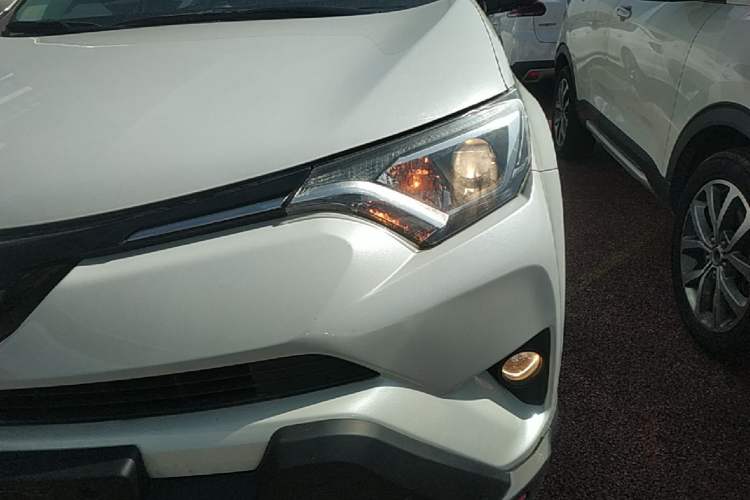 Used Toyota RAV4 2019 2.0L CVT Two-Wheel Drive Luxury Version China VI Standard Left Front Headlight