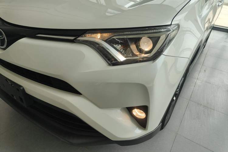 Used Toyota RAV4 2019 2.0L CVT Two-Wheel Drive Luxury Version China VI Standard Left Front Headlight