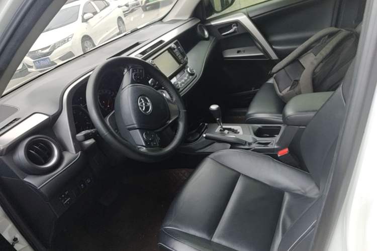 Used Toyota RAV4 2019 2.0L CVT Two-Wheel Drive ZhiShang Version China VI Standard Left Front Seat