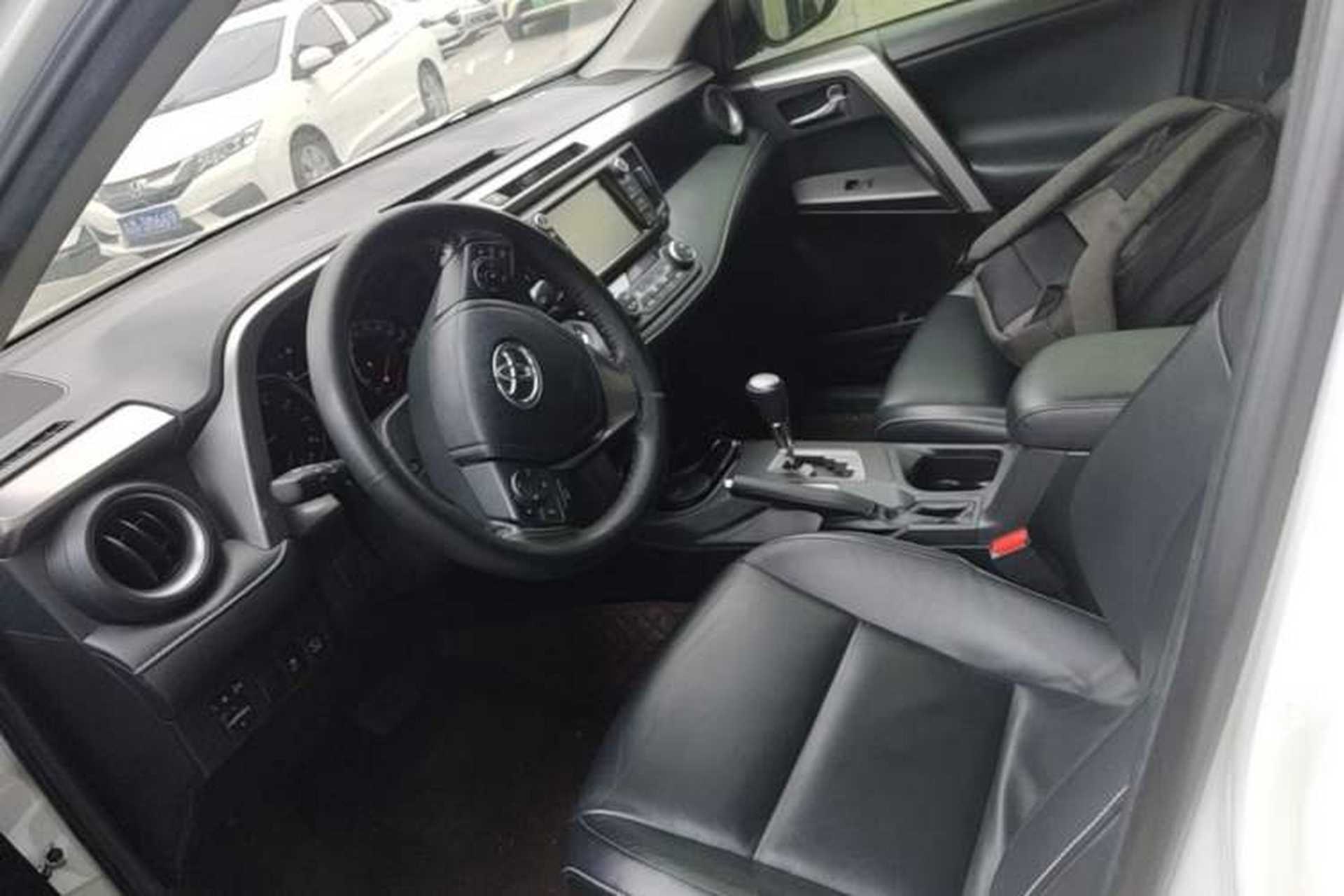 Used Toyota RAV4 2019 2.0L CVT Two-Wheel Drive ZhiShang Version China VI Standard Left Front Seat