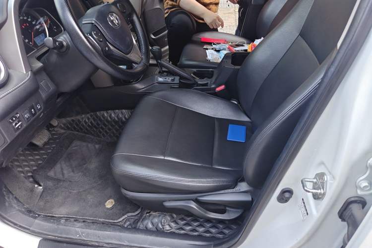 Used Toyota RAV4 2019 2.0L CVT Two-Wheel Drive Luxury Version China VI Standard Left Front Seat
