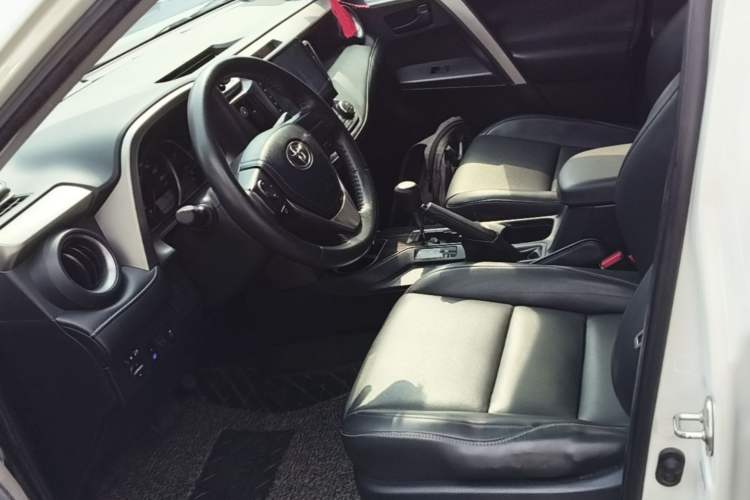 Used Toyota RAV4 2019 2.0L CVT Two-Wheel Drive Pioneer Edition China VI Standard Left Front Seat