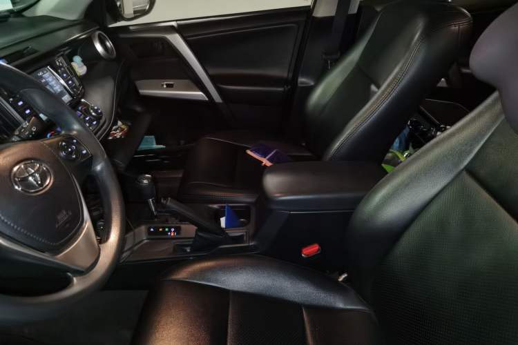 Used Toyota RAV4 2019 2.0L CVT Two-Wheel Drive Fashion X Limited Edition China VI Standard Left Front Seat