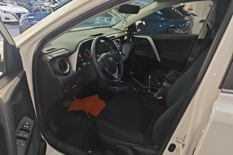 Used Toyota RAV4 2019 2.0L CVT Two-Wheel Drive Fashion X Limited Edition China VI Standard Left Front Seat