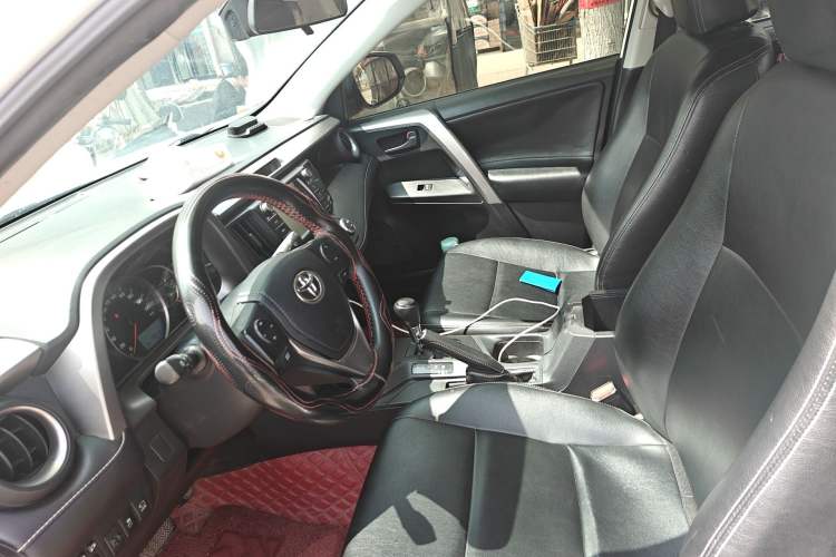 Used Toyota RAV4 2019 2.0L CVT Two-Wheel Drive Luxury Version China VI Standard Left Front Seat