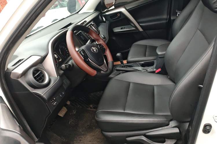 Used Toyota RAV4 2019 2.0L CVT Two-Wheel Drive Fashion X Limited Edition China VI Standard Left Front Seat