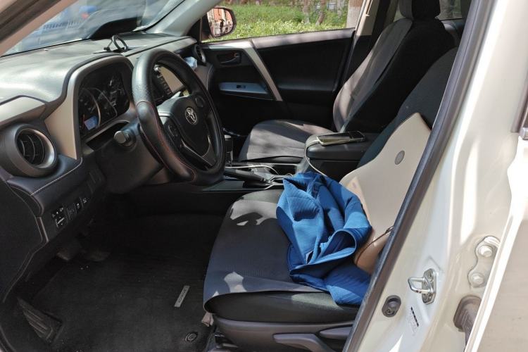 Used Toyota RAV4 2019 2.0L CVT Two-Wheel Drive Luxury Version China VI Standard Left Front Seat
