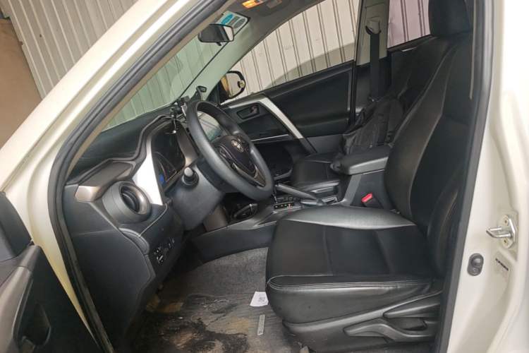 Used Toyota RAV4 2019 2.0L CVT Two-Wheel Drive Luxury Version China VI Standard Left Front Seat