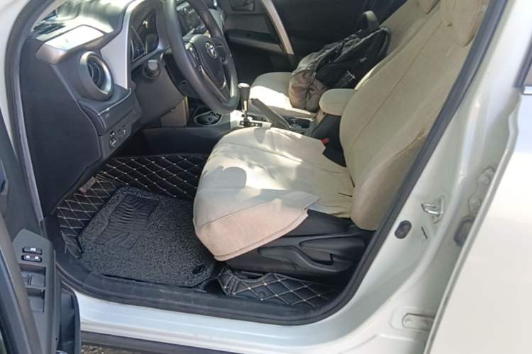 Used Toyota RAV4 2019 2.0L CVT Two-Wheel Drive Pioneer Edition China VI Standard Left Front Seat