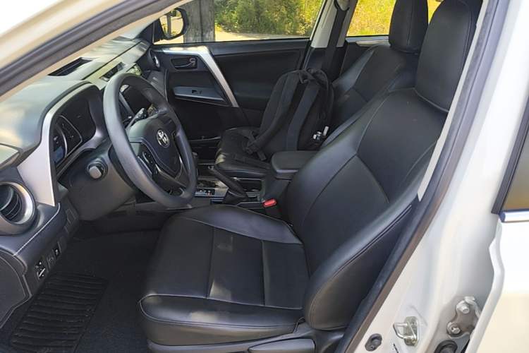 Used Toyota RAV4 2019 2.0L CVT Two-Wheel Drive Pioneer Edition China VI Standard Left Front Seat