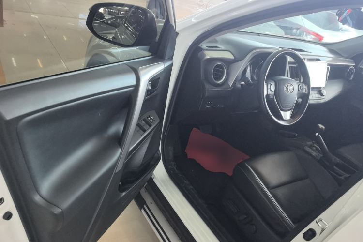 Used Toyota RAV4 2019 2.0L CVT Two-Wheel Drive ZhiShang Version China VI Standard Left Front Seat