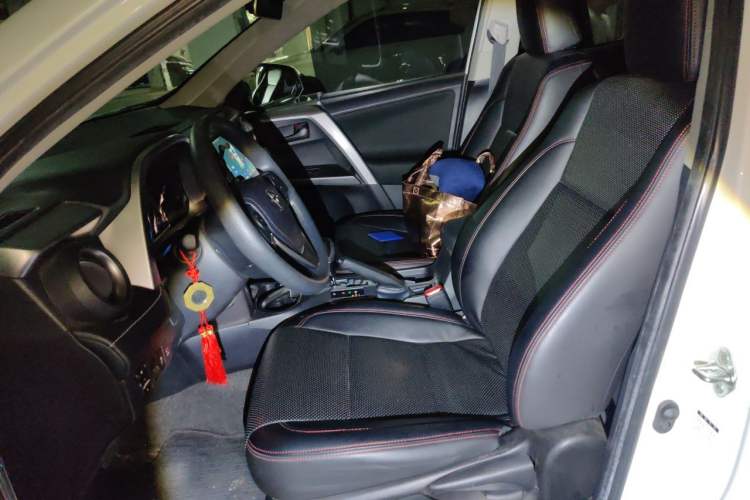 Used Toyota RAV4 2019 2.0L CVT Two-Wheel Drive Luxury Version China VI Standard Left Front Seat