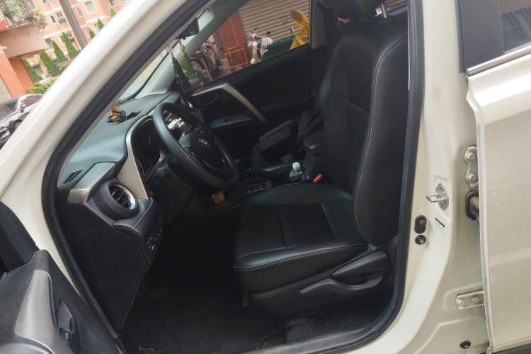 Used Toyota RAV4 2019 2.0L CVT Two-Wheel Drive Luxury Version China VI Standard Left Front Seat