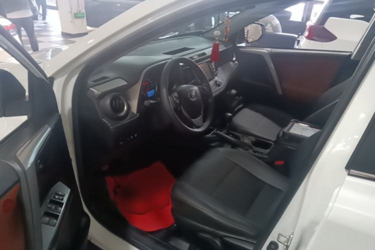 Used Toyota RAV4 2019 2.0L CVT Two-Wheel Drive Luxury Version China VI Standard Left Front Seat