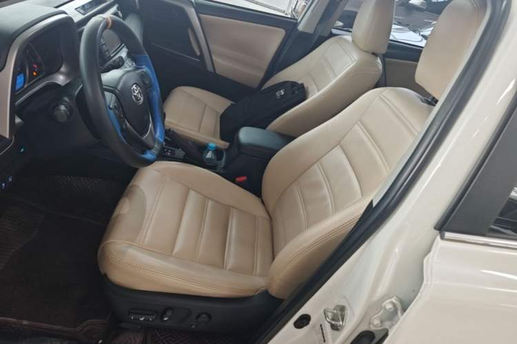 Used Toyota RAV4 2019 2.0L CVT Two-Wheel Drive Luxury Version China VI Standard Left Front Seat