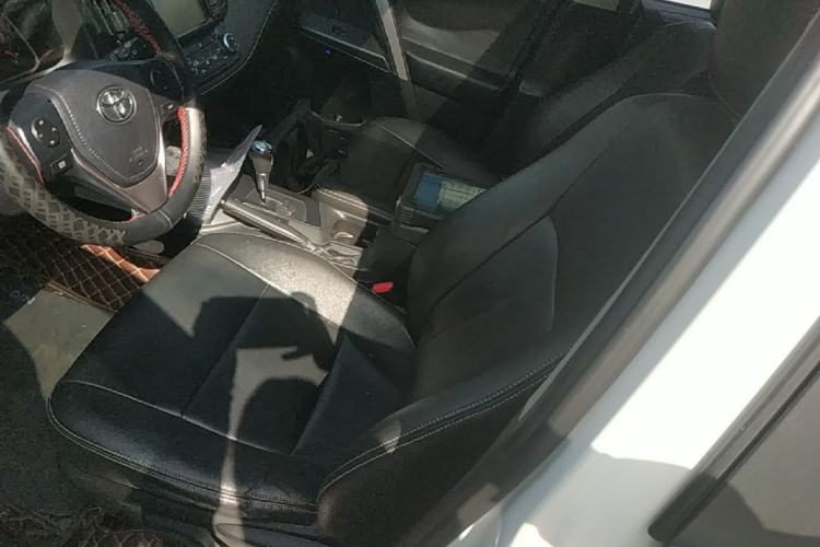 Used Toyota RAV4 2019 2.0L CVT Two-Wheel Drive Luxury Version China VI Standard Left Front Seat