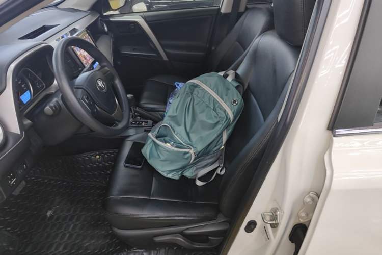 Used Toyota RAV4 2019 2.0L CVT Two-Wheel Drive Pioneer Edition China VI Standard Left Front Seat