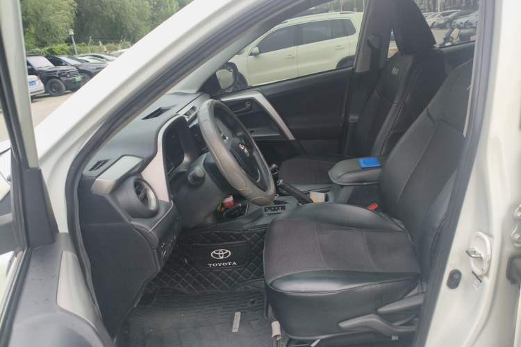 Used Toyota RAV4 2019 2.0L CVT Two-Wheel Drive Luxury Version China VI Standard Left Front Seat