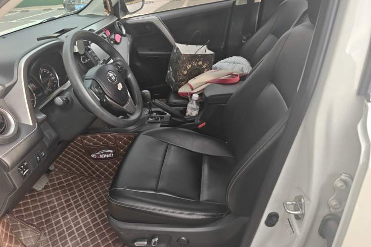 Used Toyota RAV4 2019 2.0L CVT Two-Wheel Drive Fashion X Limited Edition China VI Standard Left Front Seat