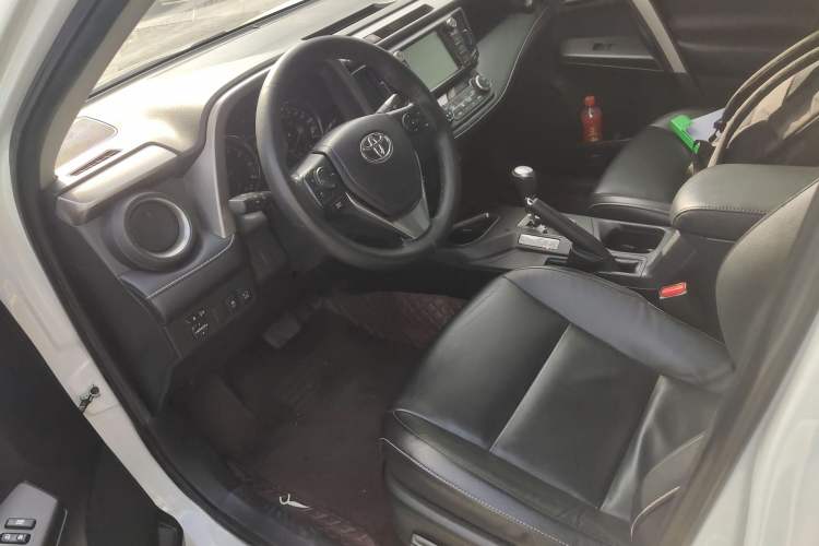 Used Toyota RAV4 2019 2.0L CVT Two-Wheel Drive ZhiShang Version China VI Standard Left Front Seat