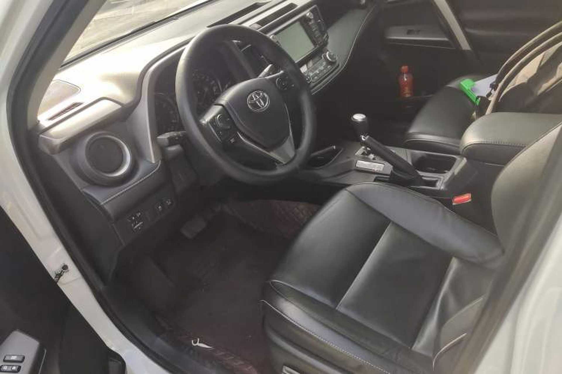 Used Toyota RAV4 2019 2.0L CVT Two-Wheel Drive ZhiShang Version China VI Standard Left Front Seat