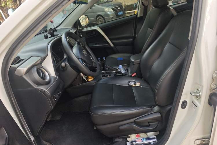 Used Toyota RAV4 2019 2.0L CVT Two-Wheel Drive Luxury Version China VI Standard Left Front Seat