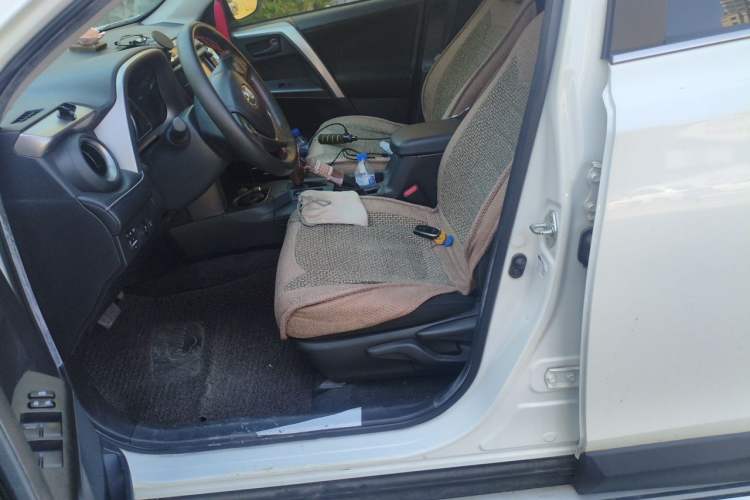 Used Toyota RAV4 2019 2.0L CVT Two-Wheel Drive Comfort Edition China VI Standard Left Front Seat