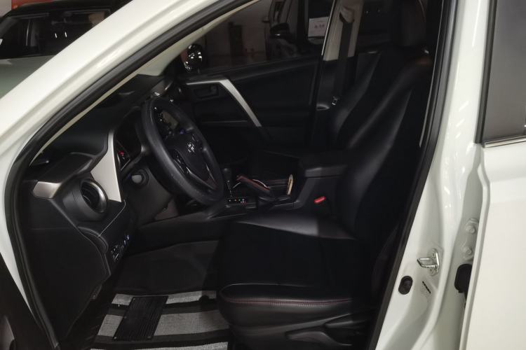 Used Toyota RAV4 2019 2.0L CVT Two-Wheel Drive Pioneer Edition China V Standard Left Front Seat