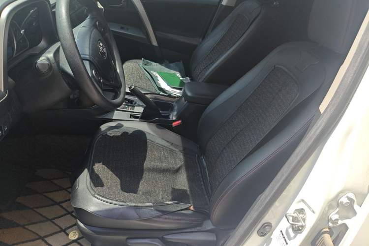 Used Toyota RAV4 2019 2.0L CVT Two-Wheel Drive Luxury Version China VI Standard Left Front Seat