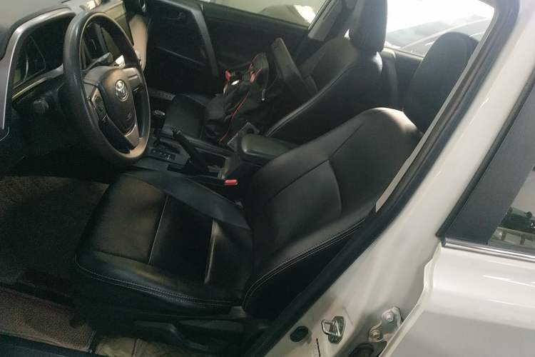 Used Toyota RAV4 2019 2.0L CVT Two-Wheel Drive Pioneer Edition China VI Standard Left Front Seat