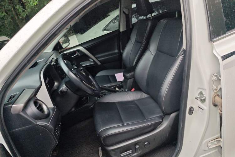 Used Toyota RAV4 2019 2.0L CVT Two-Wheel Drive ZhiShang Version China VI Standard Left Front Seat