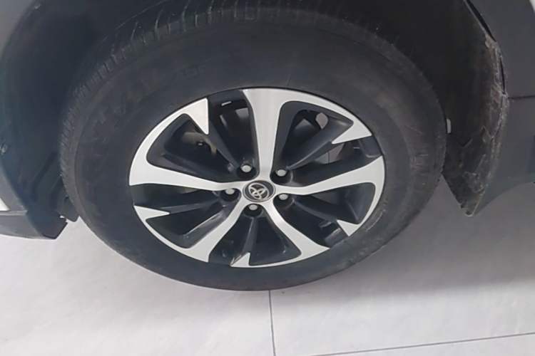 Used Toyota RAV4 2019 2.0L CVT Two-Wheel Drive Luxury Version China VI Standard Left Front Wheel Hub