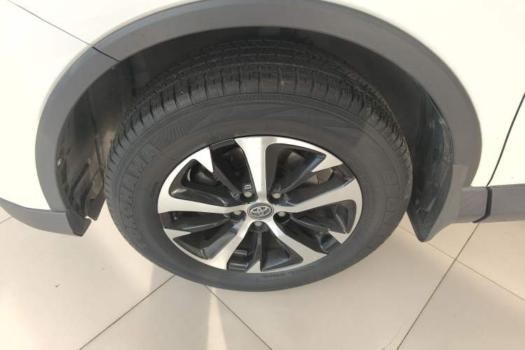 Used Toyota RAV4 2019 2.0L CVT Two-Wheel Drive Luxury Version China VI Standard Left Front Wheel Hub