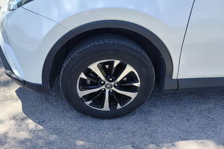 Used Toyota RAV4 2019 2.0L CVT Two-Wheel Drive Pioneer Edition China VI Standard Left Front Wheel Hub