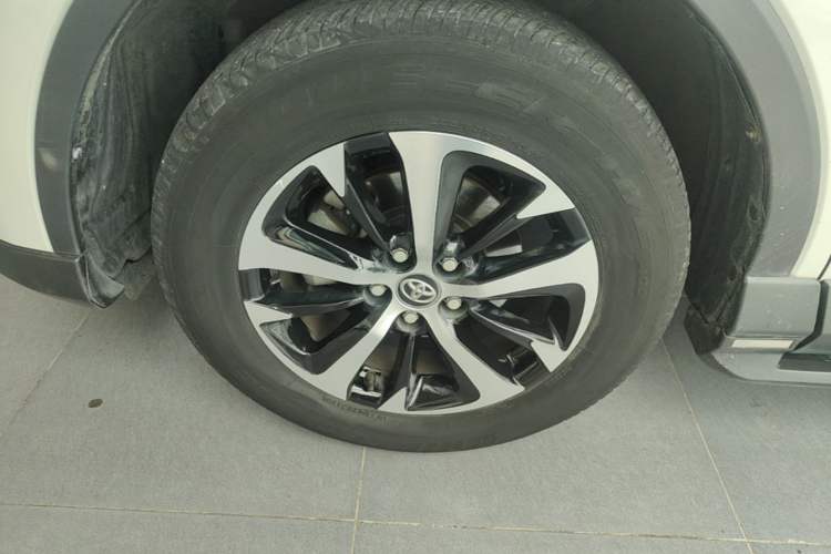 Used Toyota RAV4 2019 2.0L CVT Two-Wheel Drive Luxury Version China VI Standard Left Front Wheel Hub